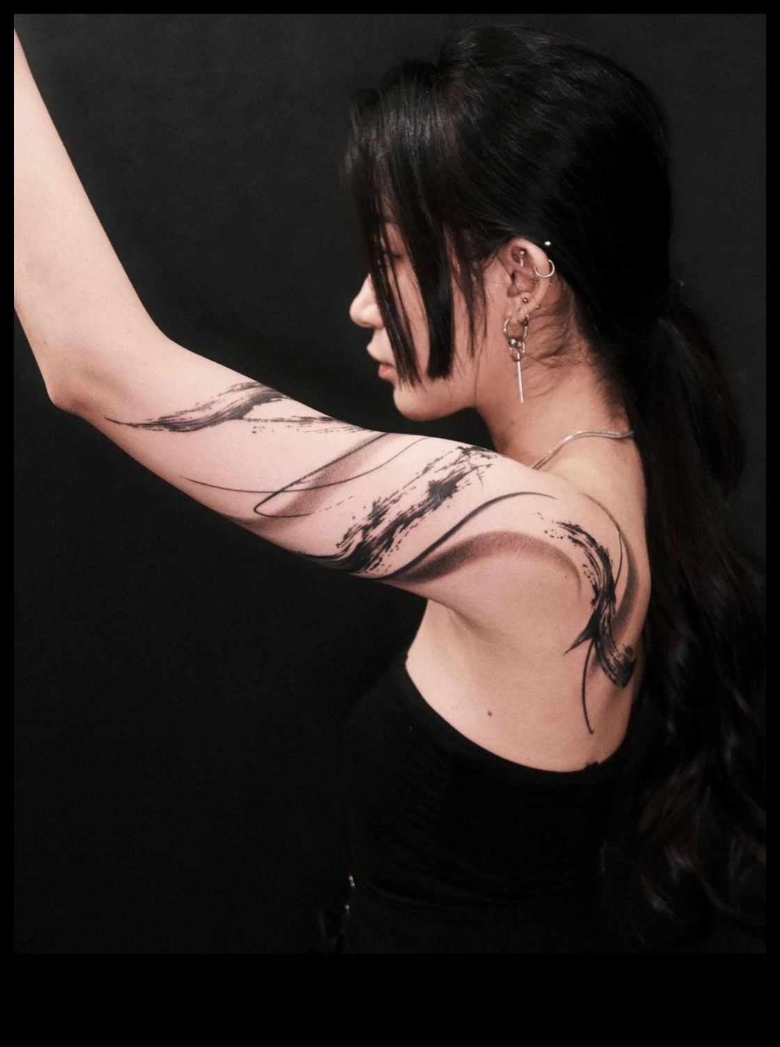 Pensule îndrăznețe: măiestrie în arta tatuajelor Grand Arm